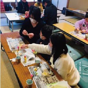 親子参加のクラフト教室の例