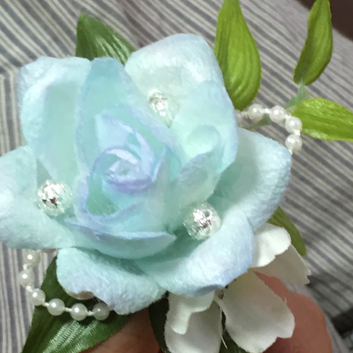 まゆフラワー　水色のバラのコサージュ