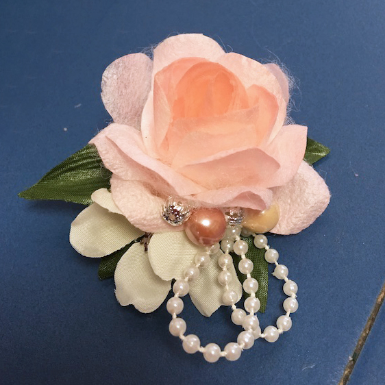 まゆフラワー　ピンクのバラのコサージュ